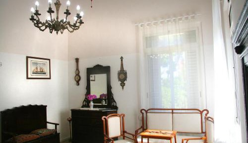 Deluxe Room (2 Adults + 1 Child)
