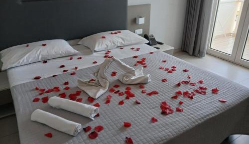 Deluxe Double Room with Side Sea View
