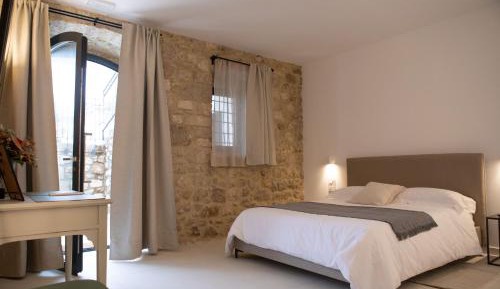 Deluxe One-Bedroom Apartment
