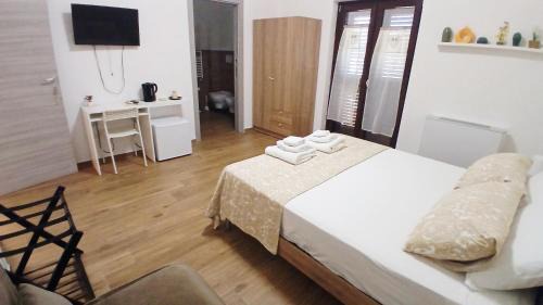 Deluxe Room (2 Adults + 1 Child)