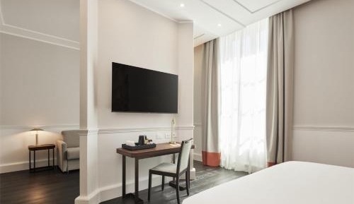 Junior Queen Suite