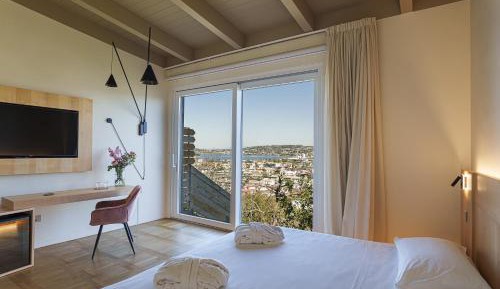 Deluxe Suite with Sea View