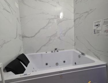Queen Room with Spa Bath