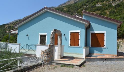 Three-Bedroom House - Split Level