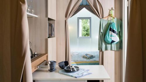 Tent with Shared Bathroom (4 People)