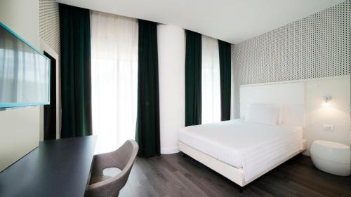 Standard Double Room with Balcony - Disability Access/Non-Smoking