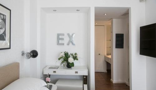 Deluxe Double Room with Side Sea View