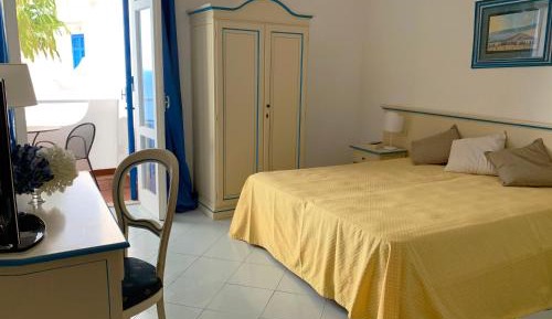 Deluxe Double Room with Side Sea View
