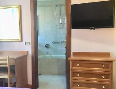 Family Room (2 Adults + 1 Child)