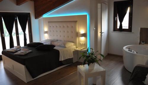 Deluxe Suite with Spa Bath