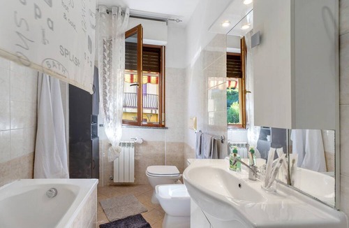 Arona Apartment | Apartment 'Ca Di Pa'' with Balcony, Wi-Fi and Air Conditioning