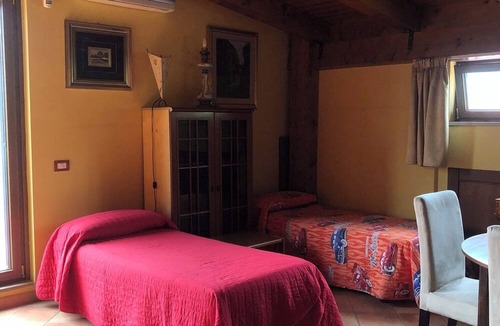 Ogliara Bed & Breakfast | B&B La Rosa: cozy attic room with terraces and spacious living room
