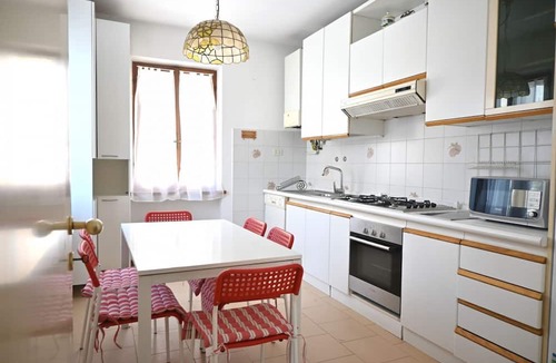 Senigallia Apartment | SE296 – Senigallia, three-bedroom apartment with wi-fi just steps from the beach
