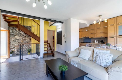 Dormelletto Apartment | Casa Jasmine, House with Garden - Lake Maggiore