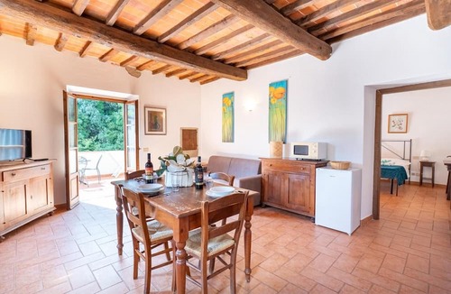 Loro Ciuffenna Apartment | Apartment 'Appartamento 6' with Balcony, Wi-Fi and Air Conditioning