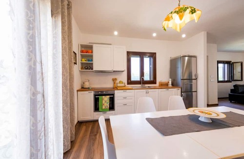 Montesilvano Villa | Spacious and charming 90-square-meter villa with a large garden of approximately 200 square meters equipped with a barbecue, perfect for five people and four-legged friends.The property is located in a very quiet area of ​Montesilvano, perfect for e