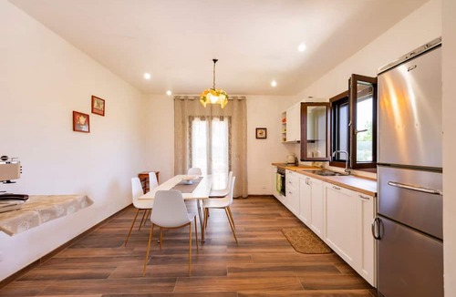 Montesilvano Villa | Spacious and charming 90-square-meter villa with a large garden of approximately 200 square meters equipped with a barbecue, perfect for five people and four-legged friends.The property is located in a very quiet area of ​Montesilvano, perfect for e