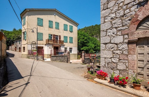 Montieri Apartment | Girasole Room – Poggio alla Luna with Mountain View and Wi-Fi