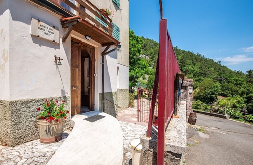 Montieri Apartment | Girasole Room – Poggio alla Luna with Mountain View and Wi-Fi