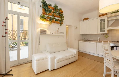 Porta Volta Apartment | Located on the second floor of a typical Milanese condominium, this two-room apartment combines comfort and contemporary style. The flat features a fully equipped kitchen, ideal for those who love to cook and host. You will find a hob, oven, fridge, dish