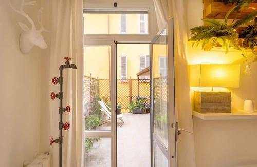 Porta Volta Apartment | Located on the second floor of a typical Milanese condominium, this two-room apartment combines comfort and contemporary style. The flat features a fully equipped kitchen, ideal for those who love to cook and host. You will find a hob, oven, fridge, dish