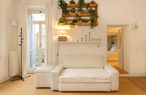 Porta Volta Apartment | Located on the second floor of a typical Milanese condominium, this two-room apartment combines comfort and contemporary style. The flat features a fully equipped kitchen, ideal for those who love to cook and host. You will find a hob, oven, fridge, dish