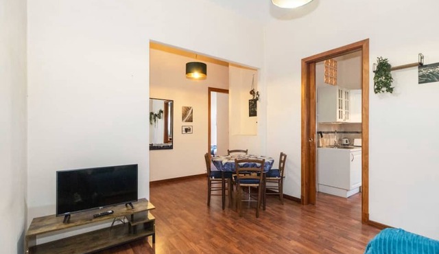 GuestHost - Cozy apartment of 64 sqm, able to accommodate up to 4 people, located on the second floor of an elegant condominium without elevator, with a beautiful shared garden inside.The property is located in an ideal position to move around the city: