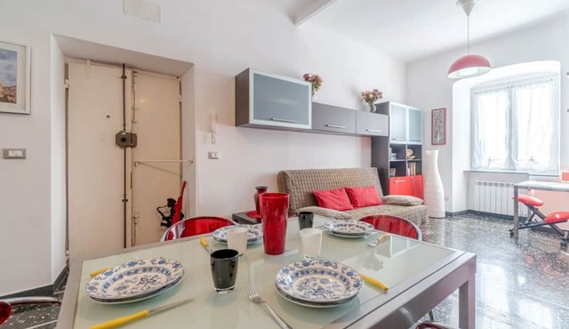 GuestHost - Cozy apartment equipped with every comfort to accommodate up to 4 people and located in the elegant residential district of Castelletto. We are in an area equipped with all essential services and well connected to the center thanks to public