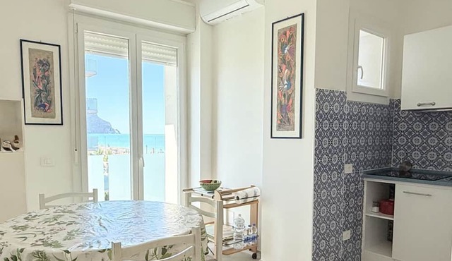 M449 – Marcelli, three-room apartment with parking space and shared beach