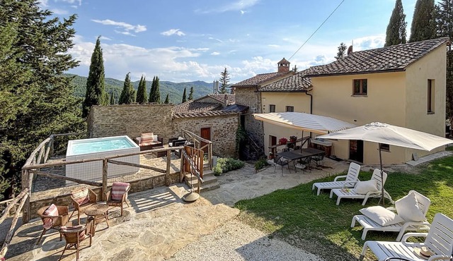 Amazing home in Palazzo del Pero (AR) with WiFi