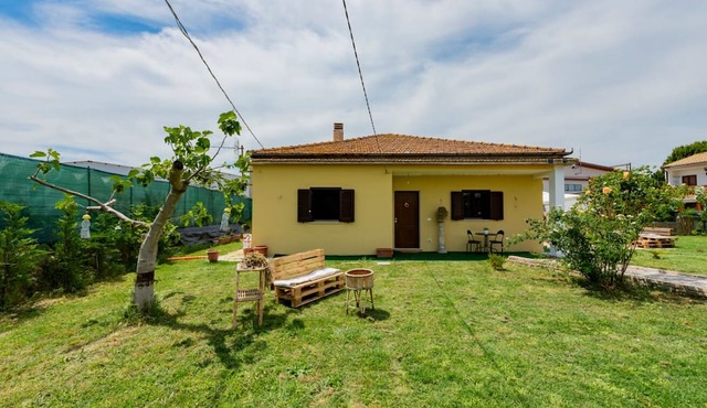 Spacious and charming 90-square-meter villa with a large garden of approximately 200 square meters equipped with a barbecue, perfect for five people and four-legged friends.The property is located in a very quiet area of ​Montesilvano, perfect for e