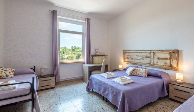 Lavender Room - Poggio Alla Luna with Shared Terrace & Garden, Wi-Fi