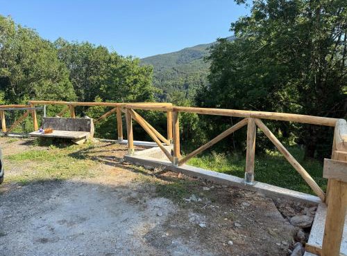 Casetta dalle finestre rosse